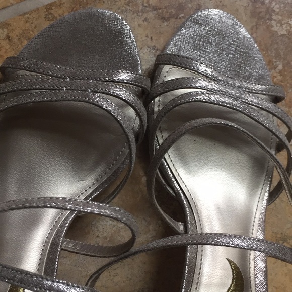 Nina gold sandal made 2 look like gold spun canvas - Picture 4 of 8